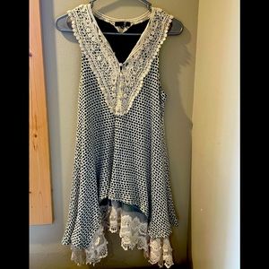 Ryu tank.  Cream with dark green.